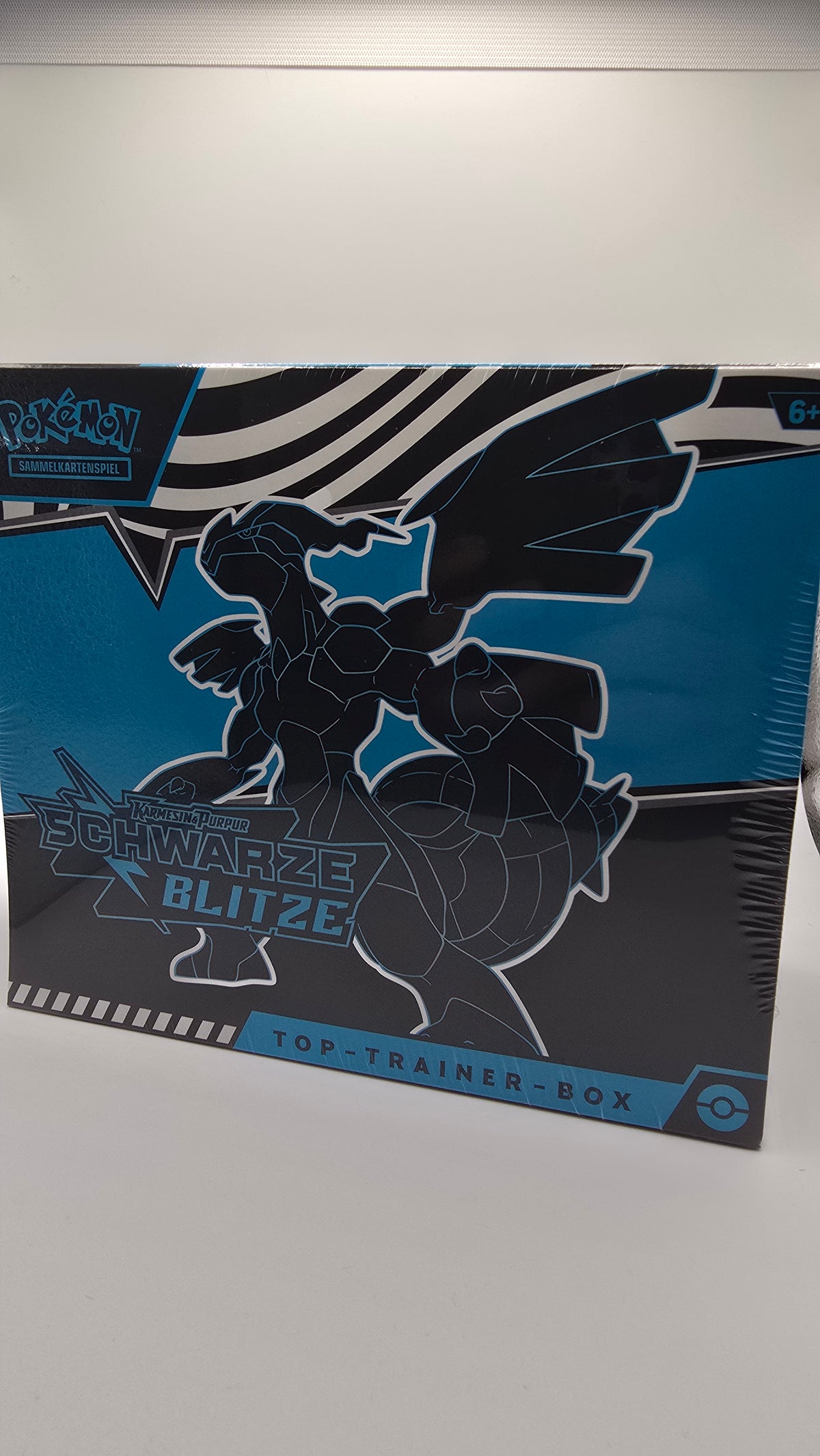 Pokémon Karmesin & Purpur 10.5 Schwarze Blitze Elite Trainer Box